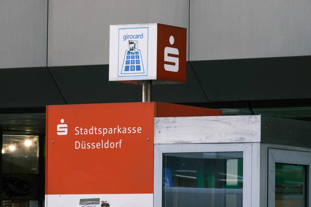 Düsseldorf 19.07.2022 Stadtsparkasse Sparkasse SB-Filiale Kontoauszugsdrucker Bankterminal Bargeldautomat Maestro-Karte Girocard Debitcard Kreditkarte Mastercard Visa NFC Smartphone Düsseldorf Nordrhein-Westfalen Deutschland