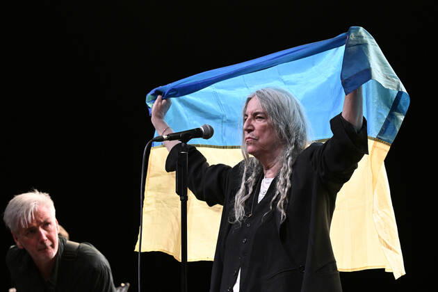 American singer and musician Patti Smith performs during her concert in Prague, Czech Republic, on July 19, 2022. On the photo Smith holds the Ukrainian flag. (CTKxPhoto MichalxKamaryt) CTKPhotoP2022071907992  kmt