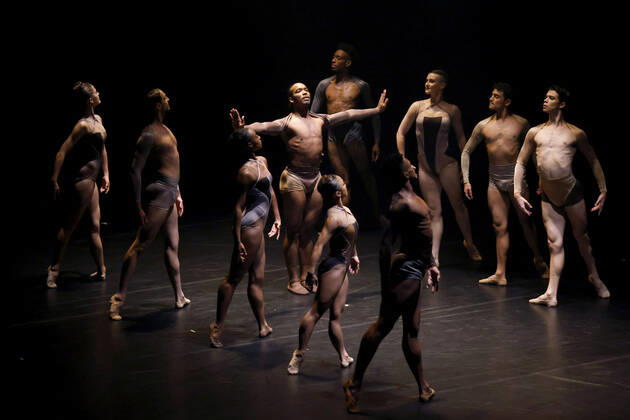 Bilder des Jahres 2022, Entertainment 07 Juli Entertainment Themen der Woche KW29 Das Complexions Contemporary Ballet aus New York zeigt seine Choreografie STAR DUST, eine Hommage an David Bowie, in der Kölner Philharmonie im Rahmen des 33. Kölner Sommerfestivals. Köln, 19.07.2022 NRW Deutschland Copyright: xChristophxHardtx