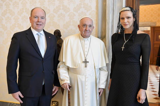 Bilder des Jahres 2022, Entertainment 07 Juli Entertainment Themen der Woche KW29 Italy, Rome, Vatican, 2022 07 20 Pope Francis meets Prince Albert II of Monaco and his wife Princess Charlene during a private audience at the Vatican.. Photograph by Vatican Mediia Catholic Press Photo Hans Lucas. RESTRICTED TO EDITORIAL USE - NO MARKETING - NO ADVERTISING CAMPAIGNS.  Copyright: xVATICANxMEDIAx xipa-agency.netx xVaticanxMediax