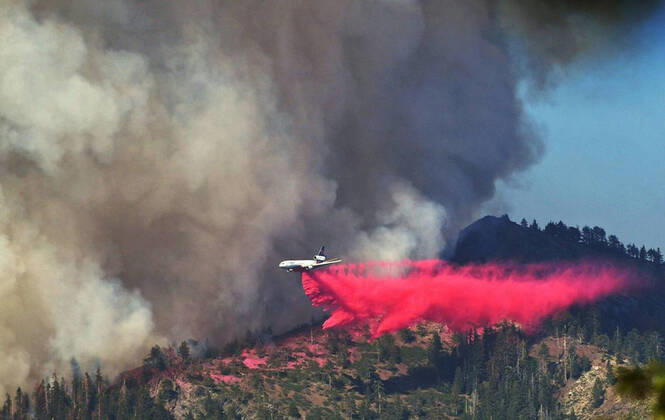 Bilder des Jahres 2022, News 07 Juli News Themen der Woche KW29 News Bilder des Tages July 20, 2022: A plane drops fire retardant as the Washburn Fire as it burns near the Mariposa Grove of giant sequoias and the south entrance of Yosemite National Park Monday, July 11, 2022. - ZUMAm67_ 20220720_zaf_m67_003 Copyright: xEricxPaulxZamorax