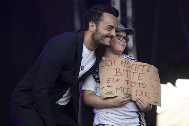 Schlagerinsel Unterhaltung: Schlagerinsel am 03.07.2022 Hildesheim (Niedersachsen). Giovanni Zarella steht in Hildesheim mit einem Fan auf der Bühne Hildesheim Volksfestplatz Niedersachsen Deutschland Copyright: xMarcoxSteinbrenner Kirchner-Mediax