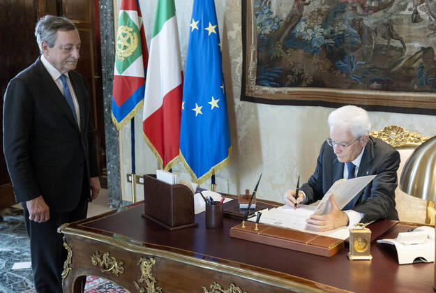 Bilder des Jahres 2022, News 07 Juli News Themen der Woche KW29 News Bilder des Tages foto IPP spgr Paolo Giandotti roma 21-07-2022 crisi di governo - dimissioni del presidente del consiglio mario draghi nella foto il Presidente della Repubblica Sergio Mattarella e il Presidente del Consiglio Mario Draghi firmano il decreto di scioglimento delle camere