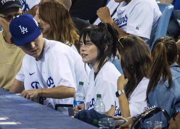 Bilder des Jahres 2022, Entertainment 07 Juli Entertainment Themen der Woche KW29 July 21, 2022, Los Angeles, California, USA: Singer Billie Eilish attends the MLB game between the Los Angeles Dodgers and the San Francisco Giants on Thursday July 21, 2022 at Dodger Stadium in Los Angeles, California. PI Los Angeles USA - ZUMAp124 20220721_zaa_p124_021 Copyright: xJAVIERxROJASx