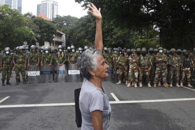 Bilder des Jahres 2022, News 07 Juli News Themen der Woche KW29 News Bilder des Tages Civil Society Activists Protest Civil activists protests during protest against early morning military attack in Gota Go Gama near in Colombo, Sri Lanka July 22, 2022 Colombo Sri Lanka  Copyright: xAkilaxJayawardanax originalFilename: jayawardana-notitle220722_npTNo.jpg