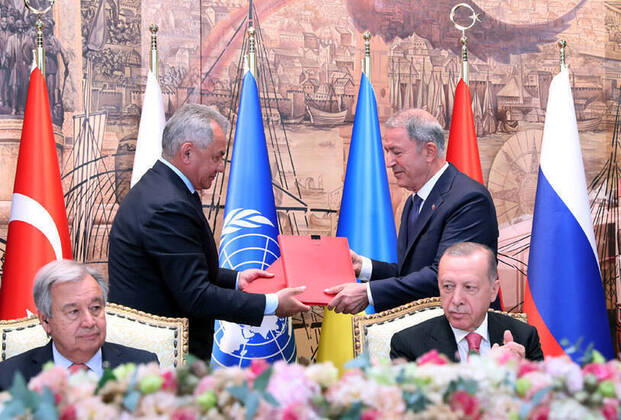 Bilder des Jahres 2022, News 07 Juli News Themen der Woche KW29 News Bilder des Tages Turkey Russia Ukraine Military Operation Grain Deal 8240678 22.07.2022 Russian Defence Minister Sergei Shoigu, U.N. Secretary-General Antonio Guterres, Turkish President Recep Tayyip Erdogan and Turkish Defence Minister Hulusi Akar attend a signing ceremony of documents on lifting restrictions on the supply of Russian products for export and on Russia s assistance in the export of Ukrainian grain, in Istanbul, Turkey. Turkish Presidential Press Service Istanbul Turkey  Copyright: xx