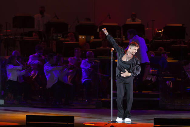 Bilder des Jahres 2022, Entertainment 07 Juli Entertainment Themen der Woche KW29 Entertainment Bilder des Tages Puerto Rican singer Ricky Martin and Venezuelan maestro Gustavo Dudamel (back) perform along with the Los Angeles Philharmonic Orchestra at the Hollywood Bowl in California, USA, late 22 July 2022. Ricky Martin and Gustavo Dudamel concert at the Hollywood Bowl !ACHTUNG: NUR REDAKTIONELLE NUTZUNG!  Copyright: xARMANDOxARORIZOx AME4831 20220723-57f28e13f658a6a1eb52bb4b5e5a4f3ba17501a2