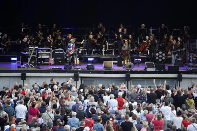 Manfred Hennig, Fritz Puppel, Toni Krahl und Georgi Gogow von City live bei der 50 Jahre City - Die letzte Runde Tour mit den Berliner Symphonikern & Gästen in der Parkbühne Wuhlheide. Berlin, 23.07.2022