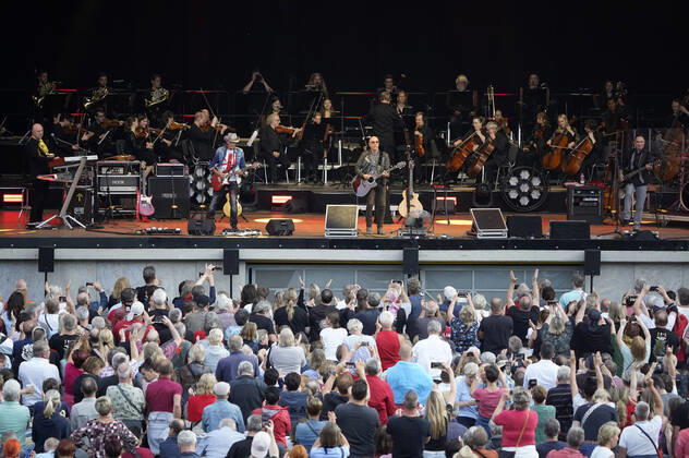 Manfred Hennig, Fritz Puppel, Toni Krahl und Georgi Gogow von City live bei der 50 Jahre City - Die letzte Runde Tour mit den Berliner Symphonikern & Gästen in der Parkbühne Wuhlheide. Berlin, 23.07.2022