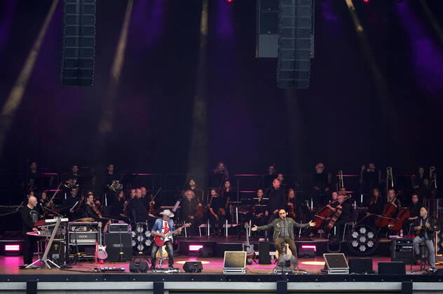 Manfred Hennig, Fritz Puppel, Toni Krahl und Georgi Gogow von City live bei der 50 Jahre City - Die letzte Runde Tour mit den Berliner Symphonikern & Gästen in der Parkbühne Wuhlheide. Berlin, 23.07.2022