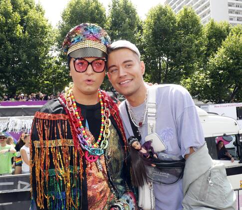 Julian F. M. Stoeckel mit Freund Marcell Damaschke bei der 44. Christopher Street Day Parade 2022 in Berlin unter dem Motto United in Love! Gegen Hass, Krieg und Diskriminierung.