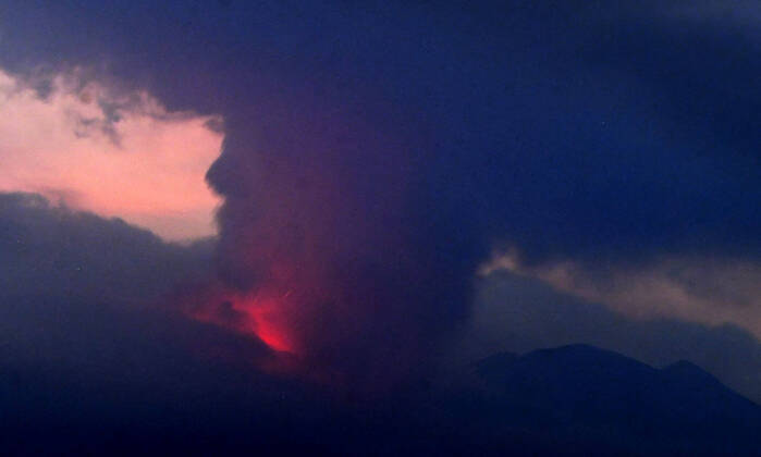 Bilder des Jahres 2022, News 07 Juli News Themen der Woche KW29 News Bilder des Tages Sakurajima volcano in southwestern Japan erupts Photo taken from a fixed camera in the Kagoshima Prefecture city of Tarumizu, southwestern Japan, shows Sakurajima volcano erupting on July 24, 2022. Sakurajima is connected to the Osumi Peninsula of Kyushu, Japan s southwestern main island.  A14AA0001319428P