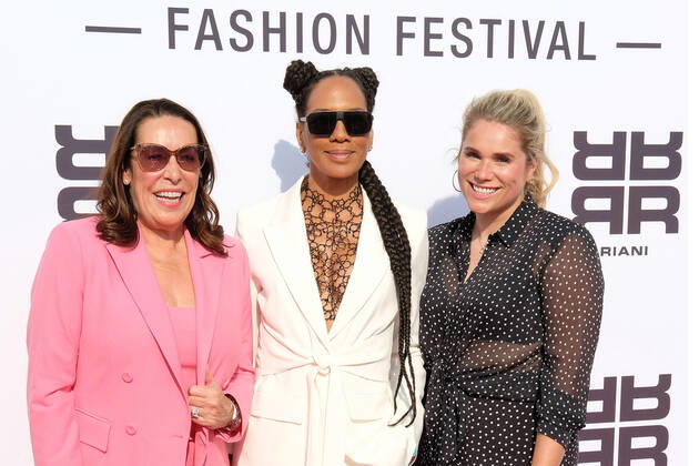 Bilder des Jahres 2022, Entertainment 07 Juli Entertainment Themen der Woche KW29 Entertainment Bilder des Tages Martina Buckenmaier (CEO Riani), Barbara Becker und Mona Buckenmaier (Head of Business Development Riani) bei der Ankunft zum Riani Fashion Cruise Event am 23.07.2022 auf dem Schiff Blue Rhapsody auf dem Rhein im Rahmen der Fashion Days Düsseldorf Riani Fashion Cruise Event auf derBlue Rhapsody im Rahmen der Fashion Days Duesseldorf 2022