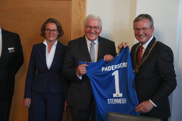 Bilder des Jahres 2022, News 07 Juli News Themen der Woche KW29 News Bilder des Tages Libori-Mahl im Paderborner Rathaus DEU, Deutschland, Nordrhein-Westfalen, Paderborn, 24.07.2022: Ehrengast Frank-Walter Steinmeier, Bundespräsident (Mitte) erhalt als Gastgeschenk ein Trikot des SC Paderborn. Ina Scharrenbach (CDU), Ministerin für Heimat, Kommunales, Bau und Digitalisierung des Landes Nordrhein-Westfalen (links) und der Bürgermeister von Paderborn Michael Dreier (CDU)