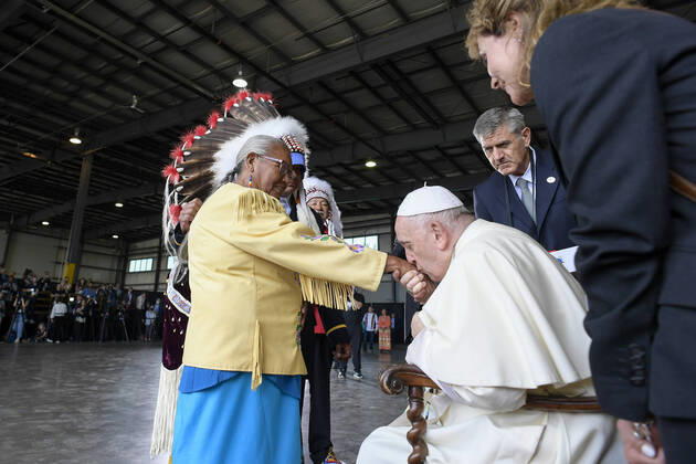 Bilder des Jahres 2022, News 07 Juli News Themen der Woche KW29 News Bilder des Tages Canada, Alberta, 2022 07 24 Pope Francis meets members of an indigenous tribe during his welcoming ceremony at Edmonton International Airport in Alberta, western Canada Photograph by Vatican Mediia Catholic Press Photo. RESTRICTED TO EDITORIAL USE - NO MARKETING - NO ADVERTISING CAMPAIGNS.  Copyright: xVATICANxMEDIAx xipa-agency.netx xVaticanxMediax