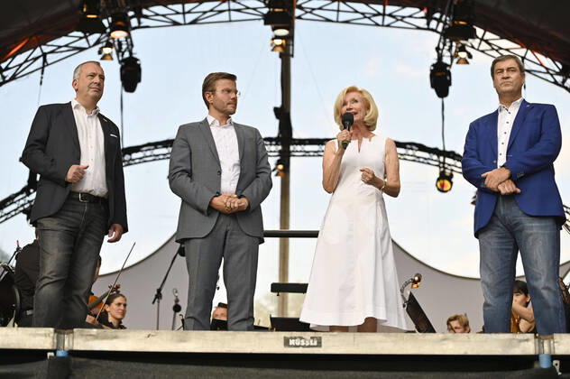 Bilder des Jahres 2022, Entertainment 07 Juli Entertainment Themen der Woche KW29 News Bilder des Tages Stefan Schindler, Markus König, Julia Lehner und Markus Söder beim Nürnberger Klassik Open Air 2022 im Luitpoldhain. Nürnberg, 24.07.2022