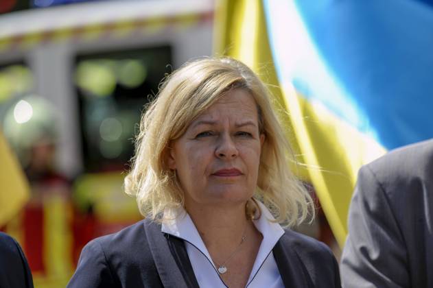 Ukraine-Krieg, Jahrestag der Invasion, Persönlichkeiten besuchen die Ukraine, Archivbilder Germany hands over vehicles and equipment for Ukrainian DSNS KYIV, UKRAINE - JULY 25, 2022 - Germany s Federal Minister of the Interior and Community Nancy Faeser attends the ceremony to hand over vehicles and equipment from the German government to Ukraine s State Emergency Service (DSNS in Ukrainian) in Mykhailivska Square, Kyiv, capital of Ukraine. This photo cannot be distributed in the Russian Federation. NO USE RUSSIA. NO USE BELARUS. Kyiv Ukraine Copyright: xRuslanxKaniukax originalFilename: ukrinform-germanyh220725_npI2D