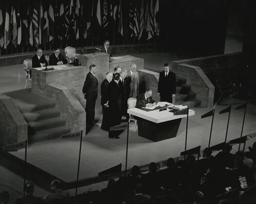 Fourty-nine nations signed the Treaty of Peace with Japan in San Francisco on September 8, 1951. The treaty officially ended World War II and set the terms of peace with Japan. Copyright: xpiemagsx deptofstpie23052022-34463 !ACHTUNG AUFNAHMEDATUM GESCHÄTZT!
