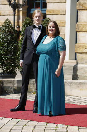 Ricarda Lang mit Partner Florian Wilsch bei der Eröffnung der Richard-Wagner-Festspiele 2022 mit der Neuinszenierung von Richard Wagners Tristan und Isolde im Bayreuther Festspielhaus. Bayreuth, 25.07.2022