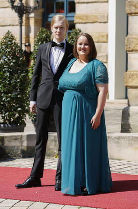 Ricarda Lang mit Partner Florian Wilsch bei der Eröffnung der Richard-Wagner-Festspiele 2022 mit der Neuinszenierung von Richard Wagners Tristan und Isolde im Bayreuther Festspielhaus. Bayreuth, 25.07.2022