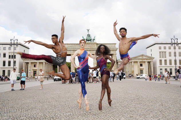 Bilder des Jahres 2022, Entertainment 07 Juli Entertainment Themen der Woche KW 30 Entertainment Bilder des Tages Brandon Gray, Jillian Davis, April Watson und Addison Ector vom Complexions Contemporary Ballet beim Fototermin zur Ballett Premiere von Star Dust - From Bach to Bowie am Brandenburger Tor. Berlin, 26.07.2022