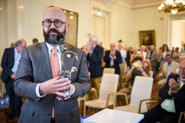 Ukraine-Konflikt, Wolodymyr Selenskyj mit Churchill Leadership Award geehrt 2022-07-26 16:39:39 WASSENAAR - President of the Senate Jan Anthonie Bruijn hands over a statuette to the Ukrainian ambassador Maksym Kononenko. Ukrainian President Volodimir Zelensky will receive the new prize, the so-called Dutch Independence Award. This award is an initiative of the Dutch Independence Foundation. ANP PHIL NIJHUIS netherlands out - belgium out
