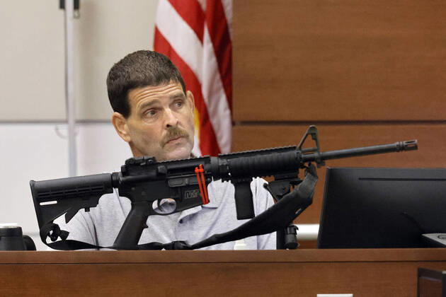 Bilder des Jahres 2022, News 07 Juli News Themen der Woche KW 30 News Bilder des Tages July 26, 2022, Fort Lauderdale, FL, USA: Michael Morrison, the former owner of Sunrise Tactical Supply, describes the gun he sold to confessed Marjory Stoneman Douglas High School shooter Nikolas Cruz. Morrison was testifying during the penalty phase of Cruz s trial at the Broward County Courthouse in Fort Lauderdale on Tuesday, July 26, 2022. Fort Lauderdale USA - ZUMAm67_ 20220726_zaf_m67_005 Copyright: xMikexStockerx
