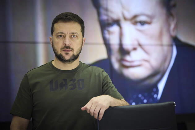 Bilder des Jahres 2022, News 07 Juli News Themen der Woche KW 30 News Bilder des Tages Ukraine-Konflikt, Wolodymyr Selenskyj mit Churchill Leadership Award geehrt July 26, 2022, Kyiv, Ukraine: Ukrainian President Volodymyr Zelenskyy listens during a ceremony to present him with the Winston Churchill Leadership Award from the International Churchill Society via video conference from his secure office, July 26, 2022 in Kyiv, Ukraine. Zelenskyy accepted award presented by British Prime Minister Boris Johnson on behalf of all Ukrainians. Kyiv Ukraine - ZUMAp138 20220726_zaa_p138_006 Copyright: xUkrainianxPresidentialxPressxOffx