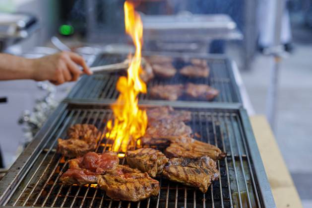 Schweinenackenkotletts verbrennen auf einem Grill. Muenchen Deutschland