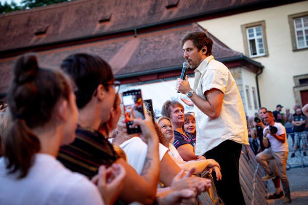 Der Singer-Songwriter Max Giesinger tritt am Dienstag (26.07.22) im Schloss Eyrichshof in Ebern (Landkreis Haßberge) vor rund 3000 Besuchern auf. Copyright: HMBxMedia PattyxVarasano