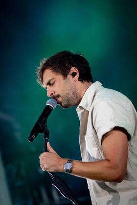 Der Singer-Songwriter Max Giesinger tritt am Dienstag (26.07.22) im Schloss Eyrichshof in Ebern (Landkreis Haßberge) vor rund 3000 Besuchern auf. Copyright: HMBxMedia PattyxVarasano
