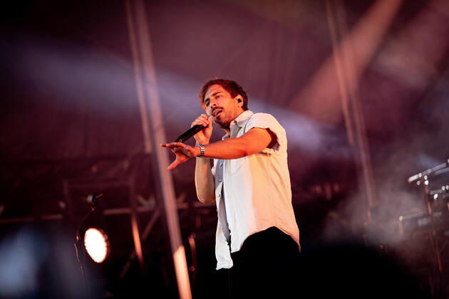 Der Singer-Songwriter Max Giesinger tritt am Dienstag (26.07.22) im Schloss Eyrichshof in Ebern (Landkreis Haßberge) vor rund 3000 Besuchern auf. Copyright: HMBxMedia PattyxVarasano
