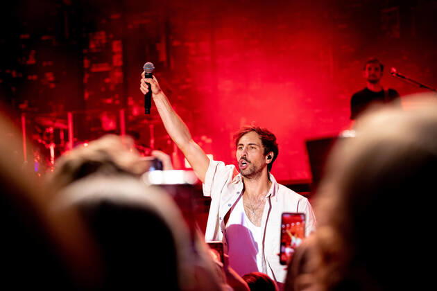Der Singer-Songwriter Max Giesinger tritt am Dienstag (26.07.22) im Schloss Eyrichshof in Ebern (Landkreis Haßberge) vor rund 3000 Besuchern auf. Copyright: HMBxMedia PattyxVarasano