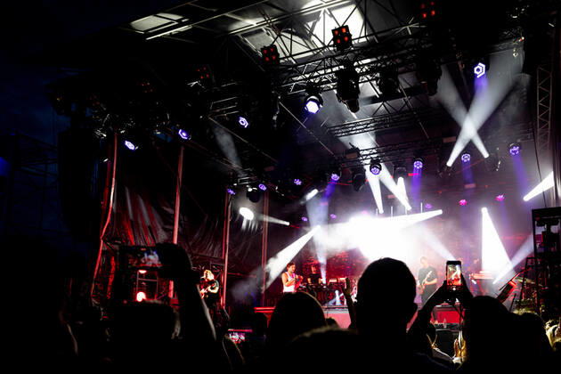 Der Singer-Songwriter Max Giesinger tritt am Dienstag (26.07.22) im Schloss Eyrichshof in Ebern (Landkreis Haßberge) vor rund 3000 Besuchern auf. Copyright: HMBxMedia PattyxVarasano