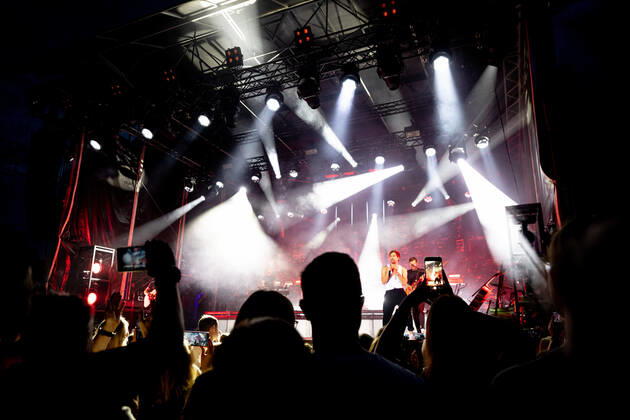 Der Singer-Songwriter Max Giesinger tritt am Dienstag (26.07.22) im Schloss Eyrichshof in Ebern (Landkreis Haßberge) vor rund 3000 Besuchern auf. Copyright: HMBxMedia PattyxVarasano
