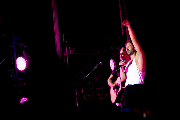 Der Singer-Songwriter Max Giesinger tritt am Dienstag (26.07.22) im Schloss Eyrichshof in Ebern (Landkreis Haßberge) vor rund 3000 Besuchern auf. Copyright: HMBxMedia PattyxVarasano