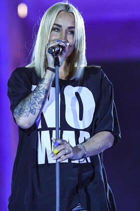 20.03.2022, xlakx, Entertainment Demo, Sound of Peace - Friedenskundgebung für die Ukraine emspor, v.l.Sarah Connor bei der Kundgebung und dem Friedenskonzert Sound Of Peace gegen den Krieg in der Ukraine am Brandenburger Tor Berlin