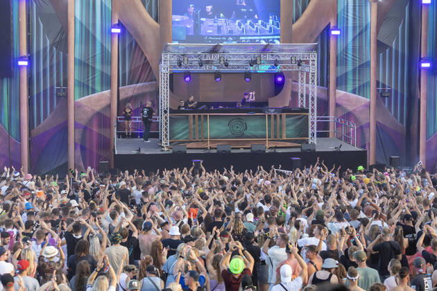 Bilder des Jahres 2022, Entertainment 07 Juli Entertainment Themen der Woche KW 30 Entertainment Bilder des Tages Erster Abend beim Open Beatz Festival in Herzogenaurach, 20 000 Besucher werden erwartet bei Süddeutschlands größtem Electronic Beats Festival Das Publikum vor der Mainstage Herzogenaurach Bayern Deutschland