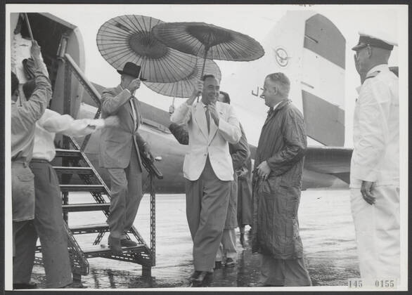 Information office and radio broadcaster Dutch New Guinea. Dutch New Guinea: Visit Australian Foreign Minister Casey. In a flowing rain, Sunday March 18 arrived with the crown pigeon from Biak the Australian Minister of Foreign Affairs, Richard Casey, together with Governor of Baal who had welcomed the Australian minister in Biak .. March 18, 1958. Hollandia, New Guinea Copyright: xpiemagsx pienatarchpart517102021-36269 !ACHTUNG AUFNAHMEDATUM GESCHÄTZT!