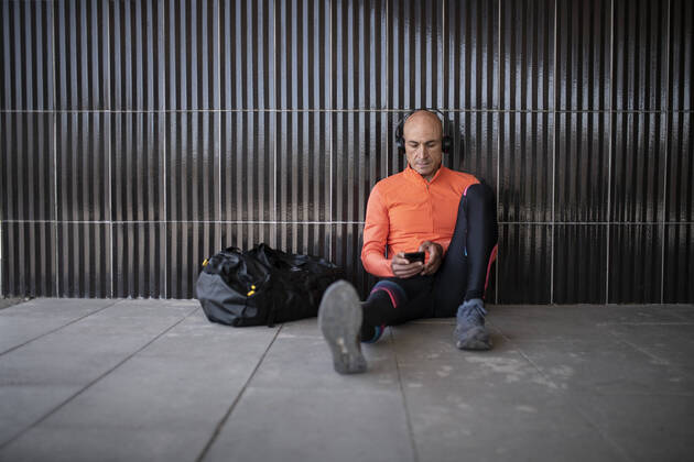 IMAGO Creative: 2022 Sport Favoriten IMAGO Creative: Städte im Wandel male athlete sitting and resting after street workout session Barcelona, Catalonia, Spain CR_ZVWBHP220725-1015342-01 ,model released, Symbolfoto