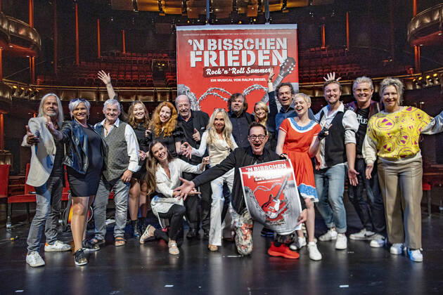Bilder des Jahres 2022, Entertainment 07 Juli Entertainment Themen der Woche KW 30 Entertainment Bilder des Tages 29.07.2022 , DU Duisburg , Neues Musical NÂ bisschen Frieden von Starkomponist Ralph Siegel wird ab Oktober 2022 im Theater am Marientor in Duisburg aufgeführt. v.l: Dan Lucas , Annika Hönig Hoenig , Stefanie Black , Madeleine Haipt , Laura Siegel , Ralph Siegel , Sonia Farke , Benjamin Sahler , Wolfgang De Marco , Stephanie Gröning , Ronald Kruschak , Jennifer Siemann , Michael Thurner , Markus Mörl , Yvonne König