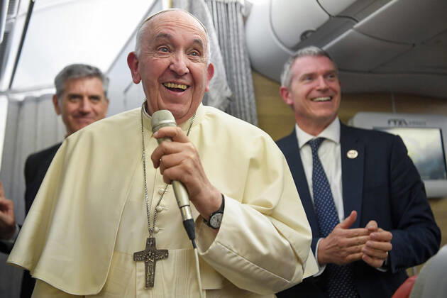 Bilder des Jahres 2022, News 07 Juli News Themen der Woche KW 30 News Bilder des Tages July 30, 2022, Canada: In a handout photo provided by , Pope Francis speak to journalists aboard an airplane departured from Canada on his way back to the Vatican, 30 July 2022. ANSA VATICAN PRESS Canada - ZUMAa110 20220730_zaf_a110_004 Copyright: xVaticanxMediax