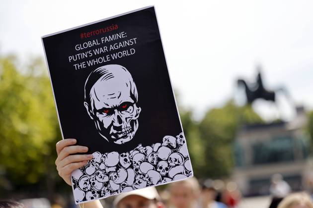 Ukraine-Krieg, Jahrestag der Invasion, Chronologie der Ereignisse, Archivbilder News Themen der Woche KW 30 News Bilder des Tages Plakat mit einer Totenkopf-Fratze von Wladimir Putin. Der deutsch-ukrainische Verein Blau Gelbes Kreuz e.V. hat auf dem Heumarkt eine Kundgebung zum Gedenken an die während der Kriegshandlungen verstorbenen Kinder in der Ukraine abgehalten. Die Demo richtete einen Hilferuf für weitere Unterstützung und Solidarität mit der ukrainischen Bevölkerung. Nach Angaben der ukrainsichen Behörden sind seit Kriegsausbruch 358 ukrainische Kinder durch Bomben ums Leben gekommen. Für jedes einzelne Kind errichtete der Verein ein schwarzes Kreuz. Köln, 30.07.2022 NRW Deutschland Copyright: xChristophxHardtx