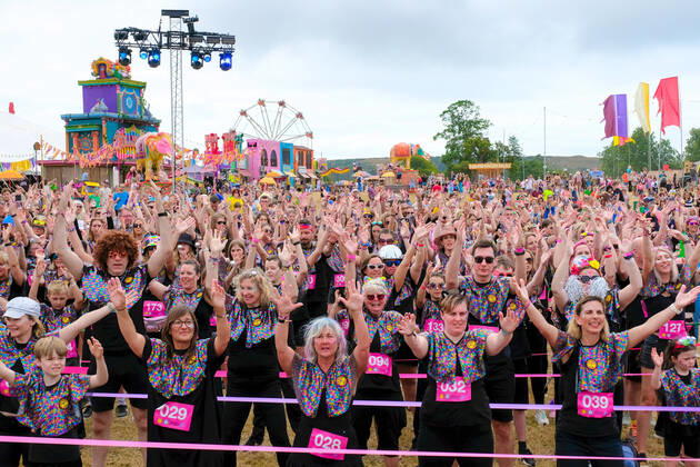 Bilder des Jahres 2022, News 07 Juli News Themen der Woche KW 30 July 30, 2022, Lulworth, Dorset, United Kingdom: Crowd of people dance with dance troupe Diverse City as festival goers officially break the GUINNESS WORLD RECORDS title for the Largest Disco Dance with help from popstar Sophie Ellis-Bextor Camp Bestival Dorset, and Rob Da Bank, attended by official adjudicators Jack Brockbank and Anouk de Timary. Lulworth United Kingdom - ZUMAs197 20220730_zaa_s197_056 Copyright: xDawnxFletcher-Parkx