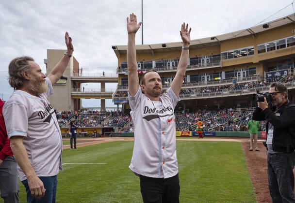Bilder des Jahres 2022, Entertainment 07 Juli Entertainment Themen der Woche KW 30 Entertainment Bilder des Tages July 30, 2022, USA: Breaking Bad actors Bryan Cranston and Aaron Paul wave to the crowd as they take the field for the first pitch before the Albuquerque Isotopes take on Las Vegas Aviators at the Rio Grande Credit Union Field at Isotopes Park in Albuquerque, N.M., on Saturday, July 30, 2022. USA - ZUMAab1_ 20220730_zaf_ab1_003 Copyright: xAlbuquerquexJournalx