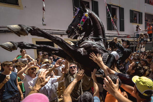Bilder des Jahres 2022, News 07 Juli News Themen der Woche KW 30 News Bilder des Tages July 31, 2022, Es Migjorn Gran, Minorca, Spain: A caixer (horse rider) rears up on his horse surrounded by a cheering crowd during the traditional Jaleo at the Sant Cristofol Festival. Es Migjorn Gran Spain - ZUMAo105 20220731_zap_o105_003 Copyright: xMatthiasxOesterlex