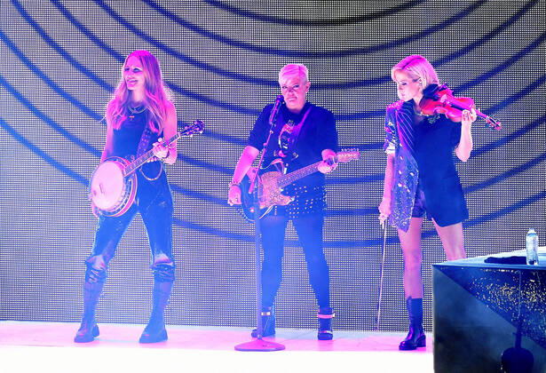 July 30, 2022, Mountain View, CA, USA: The Chicks - Emily Strayer, Natalie Maines and Martie Maguire perform at Shoreline Amphitheatre on July 30, 2022 in Mountain View, California. Mountain View USA - ZUMAs181 20220730_zea_s181_020 Copyright: xImagespacex