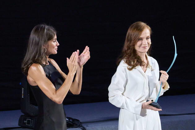 Bilder des Jahres 2022, Entertainment 07 Juli Entertainment Themen der Woche KW 30 Entertainment Bilder des Tages 31-07-2022 Palma French actress Isabelle Huppert receives the Masters of Cinema award from Spanish Queen Letizia during the closing ceremony of the 12th edition of the Atlantida Mallorca Film Festival in Palma de Mallorca No Spain Â  Copyright: xPPEx