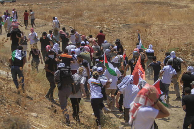 August 2, 2022, Nablus, West bank, Palestine: Protesters from Palestinian and foreign peace movements rush to hide from Israeli soldiers during the demonstration against Israeli settlements in the village of Beit Dajan near the West Bank city of Nablus. Nablus Palestine - ZUMAs197 20220802_zaa_s197_050 Copyright: xNasserxIshtayehx