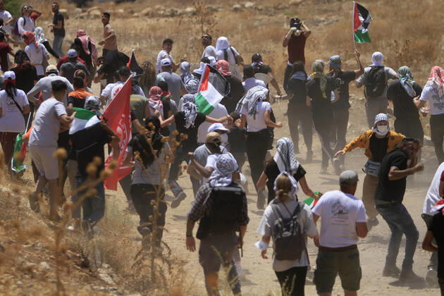 August 2, 2022, Nablus, West bank, Palestine: Protesters from Palestinian and foreign peace movements rush to hide from Israeli soldiers during the demonstration against Israeli settlements in the village of Beit Dajan near the West Bank city of Nablus. Nablus Palestine - ZUMAs197 20220802_zaa_s197_052 Copyright: xNasserxIshtayehx